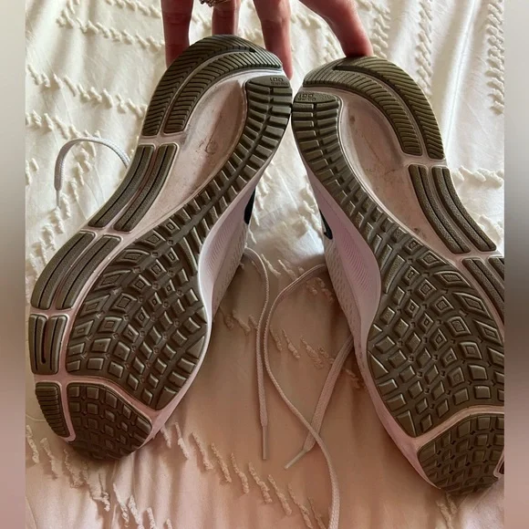 Women’s Nike Air Zoom Pegasus 37 Sneakers - Picture 5 of 10